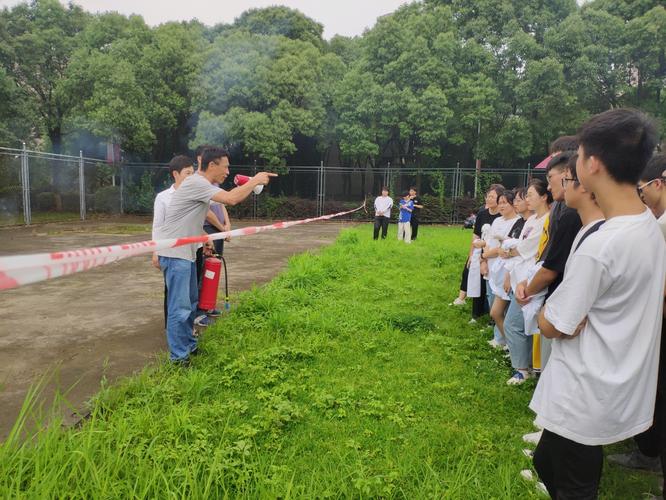 鉴湖学院举行消防安全教育暨消防器材使用演练，筑牢医药教学器材安全防线